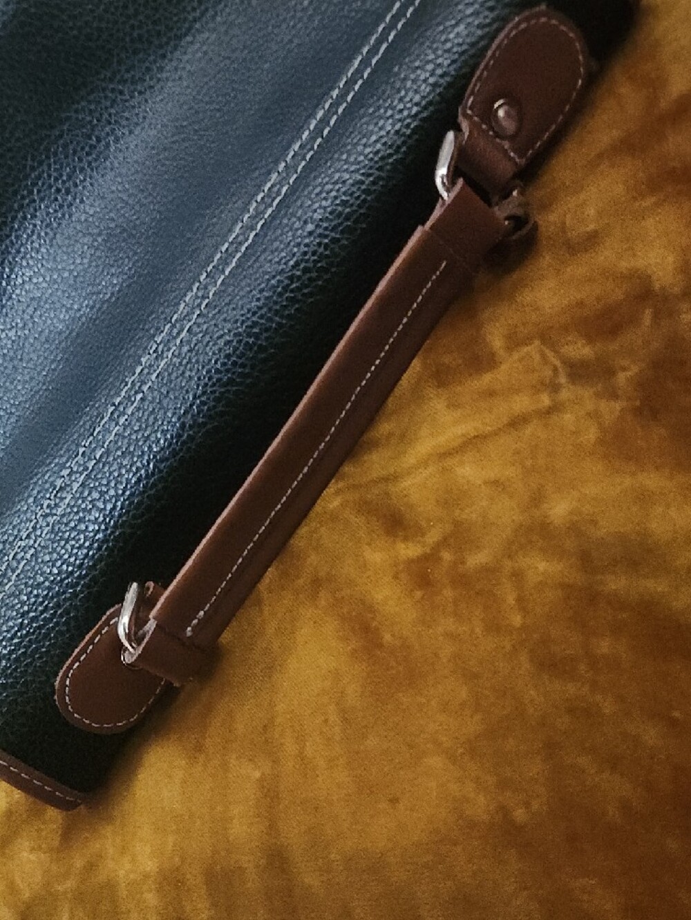 🤩SALE🤩 Vintage Black and Tan Dooney & Bourke Leather Satchel W/ Medallion - Picture 13 of 15